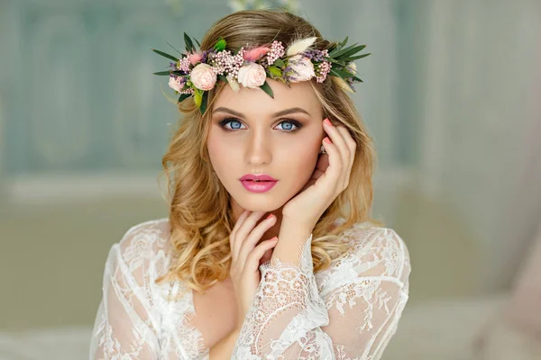 Portréja egy szőke lány, kék szemek, együtt egy virág koszorú — Stock Fotó