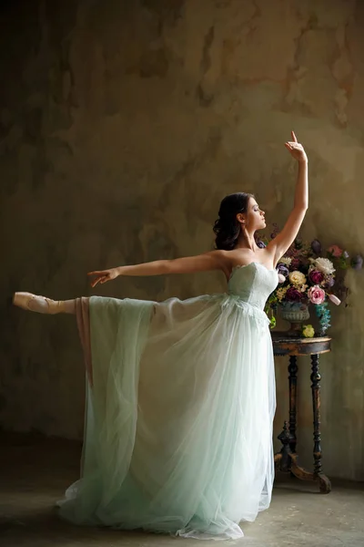 Una hermosa bailarina elegante en un vestido de aire está bailando , — Foto de Stock