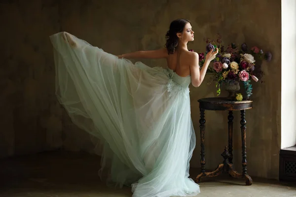 Красивая грациозная балерина в воздушном платье танцует , — стоковое фото