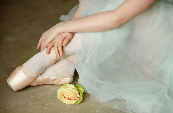 Manos y pies en puntos de ballet, primeros planos — Foto de Stock