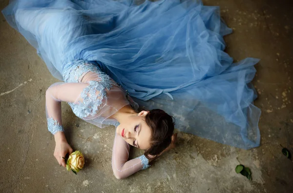 Vackra graciös flicka ballerina i en blå klänning och pointe sho — Stockfoto