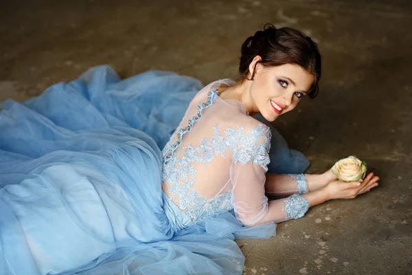 Красива витончена дівчина-балерина в блакитній сукні і подумки взуття — стокове фото
