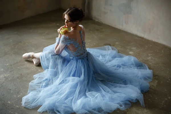 Красива витончена дівчина балерина в блакитній сукні і сидить — стокове фото