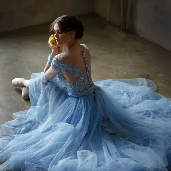 Hermosa elegante chica bailarina en un vestido azul y puntas sentarse — Foto de Stock