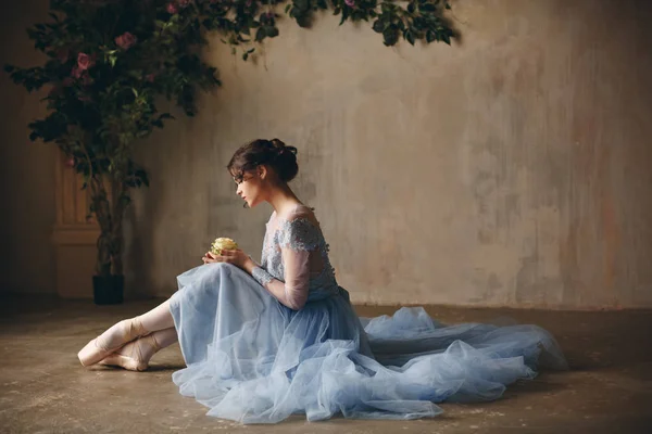 Hermosa elegante chica bailarina en un vestido azul y puntas sentarse — Foto de Stock