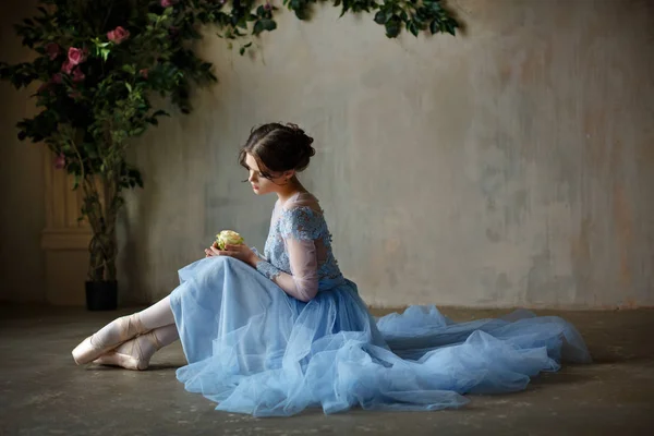 Hermosa elegante chica bailarina en un vestido azul y puntas sentarse — Foto de Stock