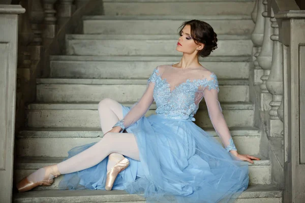 Hermosa niña elegante bailarina en un vestido azul y puntas es — Foto de Stock