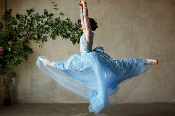 Vackra graciös flicka ballerina i blå klänning Dans i punkt — Stockfoto