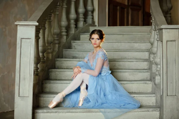 Красива витончена дівчина балерина в блакитній сукні і ввічлива — стокове фото