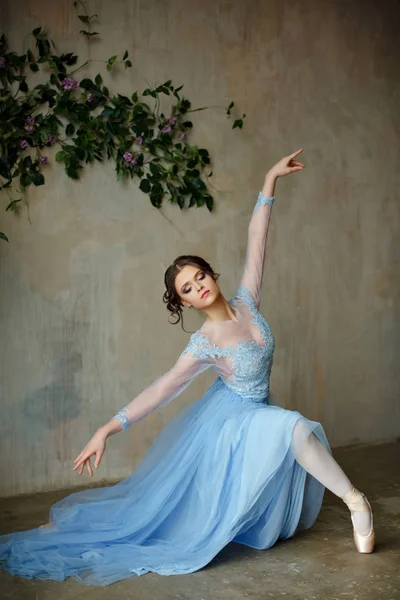 Hermosa bailarina elegante chica en vestido azul bailando en punto — Foto de Stock