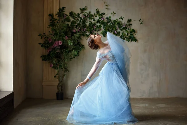 Hermosa bailarina elegante chica en vestido azul bailando en punto — Foto de Stock