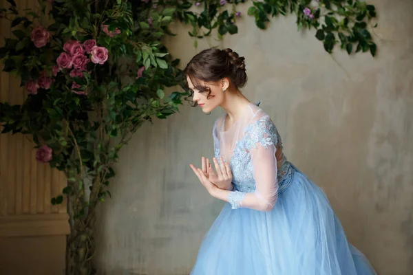 Hermosa bailarina elegante chica en un vestido azul. Retrato. Int. — Foto de Stock