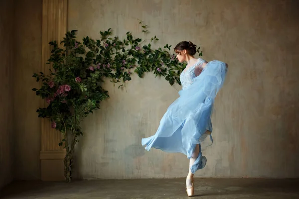 Vackra graciös flicka ballerina i blå klänning Dans i punkt — Stockfoto