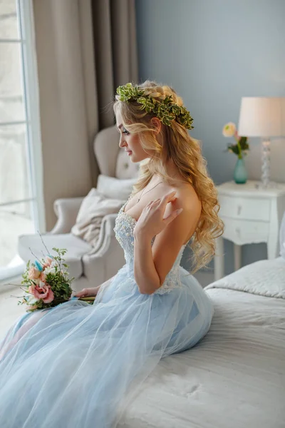 Retrato de una chica rubia de ojos azules muy hermosa con una corona — Foto de Stock