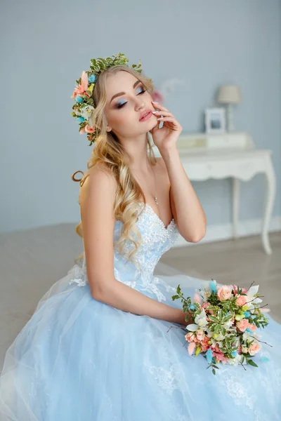 Πορτρέτο του ένα μπλε-eyed πολύ όμορφη ξανθιά κοπέλα με ένα στεφάνι — Φωτογραφία Αρχείου