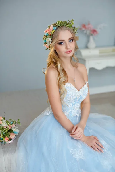 파란 눈 매우 아름 다운 금발 소녀의 화 환과 초상화 — 스톡 사진