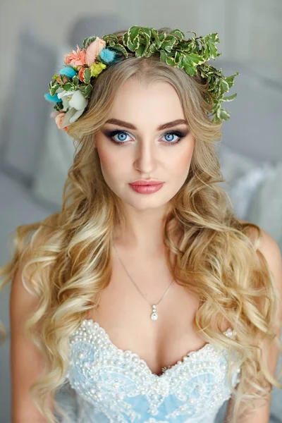 Porträt eines blauäugigen sehr schönen blonden Mädchens mit einem Kranz — Stockfoto