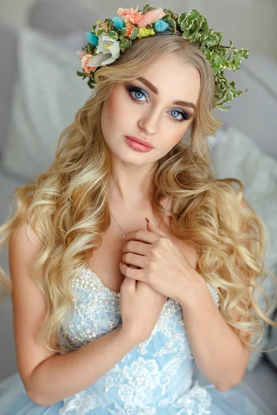 Portrét modrooký velmi krásná blondýnka s věncem — Stock fotografie