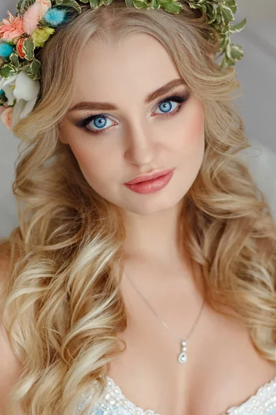 Porträt eines blauäugigen sehr schönen blonden Mädchens mit einem Kranz — Stockfoto