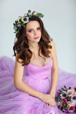 Mor elbiseli wre şehvetli güzel esmer kız portresi