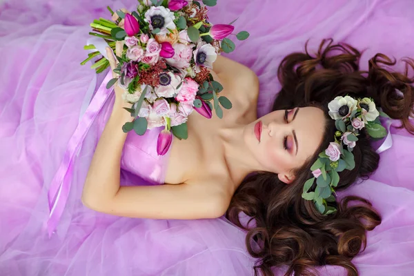 Portrét smyslné krásná brunetka ve fialové šaty, wre — Stock fotografie