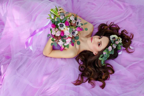 Porträtt av sensuell vacker brunett flicka i lila klänning, wre — Stockfoto