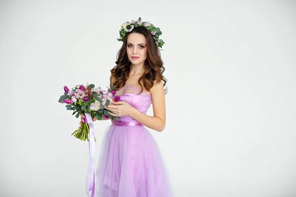 Porträtt av sensuell vacker brunett flicka i lila klänning, wre — Stockfoto
