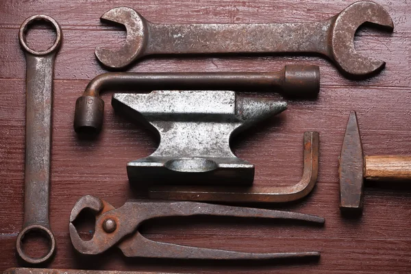 Old rusty rugged anvil and other blacksmith tools. — Stock Photo, Image