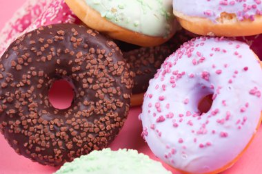 Pembe bir arka plan üzerinde renkli tatlı lezzetli börekler.  