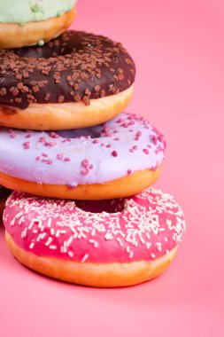 Pembe bir arka plan üzerinde renkli tatlı lezzetli börekler.  