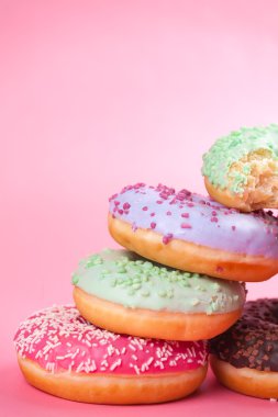 Pembe bir arka plan üzerinde renkli tatlı lezzetli börekler.  