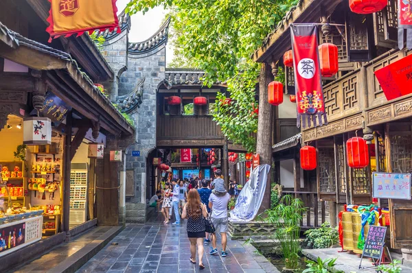 Touristen und Einheimische genießen einen Markt im Freien — Stockfoto