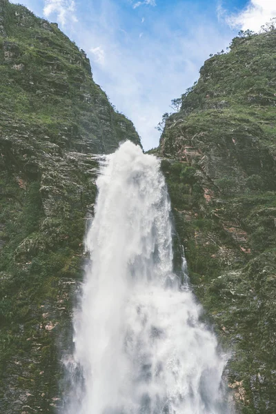 Una enorme cascada en Serra da Canastra, un enorme parque nacional en el estado de Minas Gerais en Brasil. — Foto de Stock
