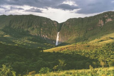 Brezilya 'nın Minas Gerais kentindeki Serra da Canastra Ulusal Parkı' nda büyük bir kanyonu olan tropikal bir ormanda yoğun bir şelale.