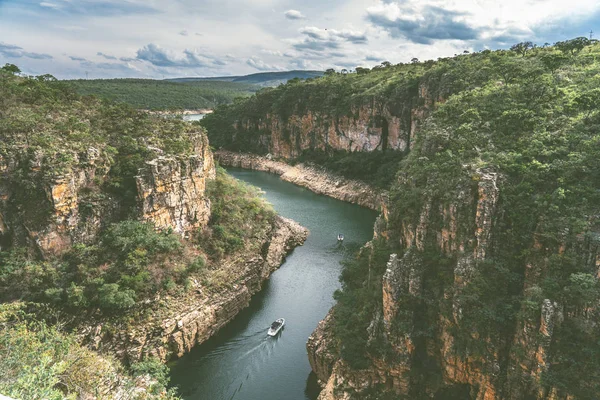 Besökare båtar cruising genom kanjoner Capitolio i Serra da Canastra nationalpark i Brasilien — Stockfoto