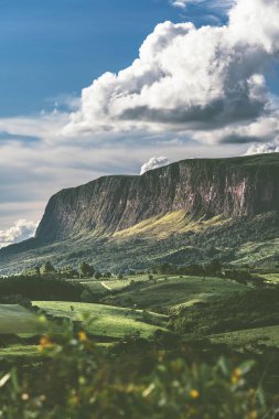 Brezilya 'nın Minas Gerais eyaletlerindeki Serra da Canastra Ulusal Parkı' nda doğayla dolu inanılmaz bir kanyon manzarası.