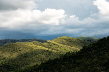 Brezilya 'nın Minas Gerais eyaletinde ağaçlı ve bulutlu yeşil tepeler