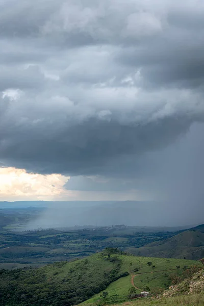 Heavy rain in an open green field in Brazil — Stock Photo, Image