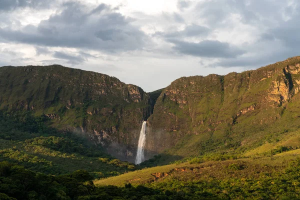 Cataratas enormes (Casca d 'anta) a través de los cañones de Serra da Canastra en el estado de Minas Gerais en Brasil. — Foto de Stock