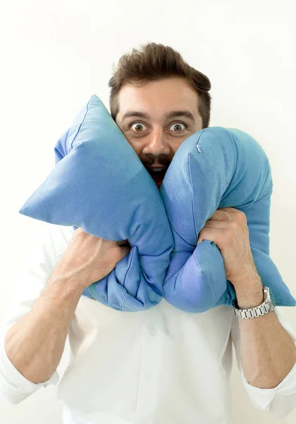 Sessizlik lazım. Üzgün yorgun genç erkek kapanış kulağı yastıklar, yüksek ses koruma ile baş ağrısı vardır. Adam değil dinlemek isteyen veya değil uyuyabilir. Uykusuzluk sorunları kavramı. Adam kucaklama yastık