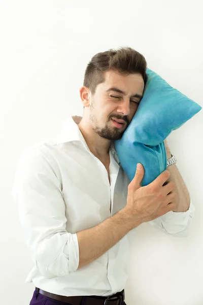 Sessizlik lazım. Üzgün yorgun genç erkek kapanış kulağı yastıklar, yüksek ses koruma ile baş ağrısı vardır. Adam değil dinlemek isteyen veya değil uyuyabilir. Uykusuzluk sorunları kavramı. Adam kucaklama yastık