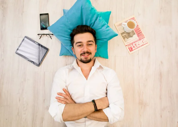 Yerde yatarken ve ikram hakkında rüya mutlu bir adam portresi. Olumlu düşün. Düşünceleri malzeme vardır. Bir bulutun üzerinde rüya iş adamı. Büyük hayalleri kavramı. Onu düşünüyor genç iş adamı planları