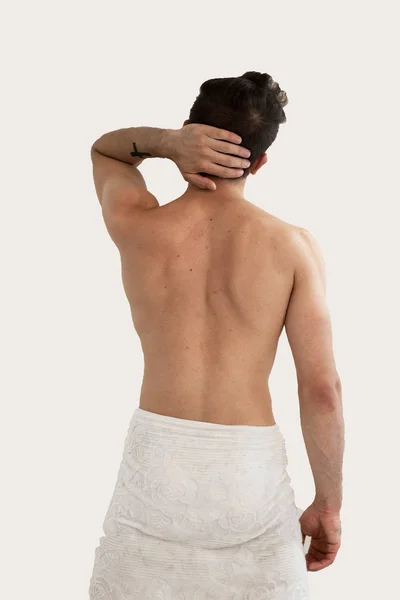 Retrato de un tipo musculoso con toalla en los hombros aislado en blanco. Imagen de un fuerte intestino muscular de la espalda en el baño . — Foto de Stock