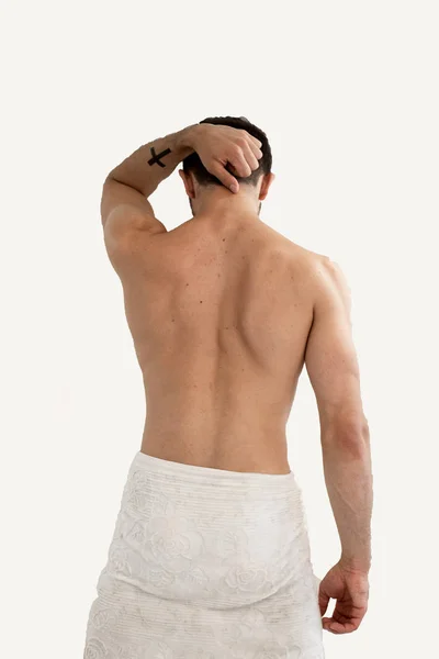 Hombre de ajuste perfecto desde la espalda en la toalla blanca sobre fondo blanco. Sanidad . — Foto de Stock
