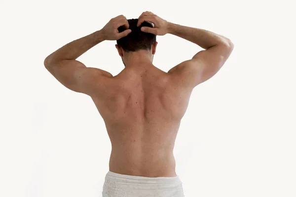 Hombre con toalla blanca. El cuerpo del hombre de belleza. Hombre deportivo fuerte posando sobre fondo blanco. vista trasera de boxeador joven fuerte. Modelo masculino Fitness con guantes de boxeo de pie sobre fondo gris . — Foto de Stock