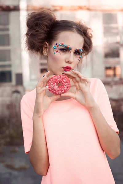 뷰티 패션 모델 여자 다채로운 도넛을 복용입니다. 재미 있는 즐거운 여자 과자, 디저트. 다이어트, 다이어트 개념입니다. 정크 식품, 체중, 체중 감량입니다. 창의적인 메이크업 및 도넛형 유행 소녀 — 스톡 사진