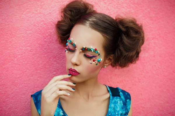 Retrato de close-up de olhos fechados menina e criativo profissional incomum moda makeup.Picture de menina bonita com cabelo em dois bunches.Creative Make-up Background.Creative retrato de beleza de moda — Fotografia de Stock