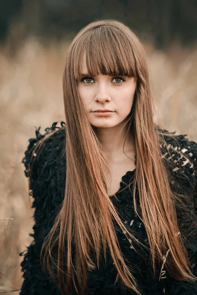 Retrato de arte de una hermosa chica seria. hermosa chica morena, retrato en otoño al aire libre. Vogue retrato de estilo de moda de niña bonita con pelo largo y rizado oscuro. Chica morena mirando a la cámara —  Fotos de Stock