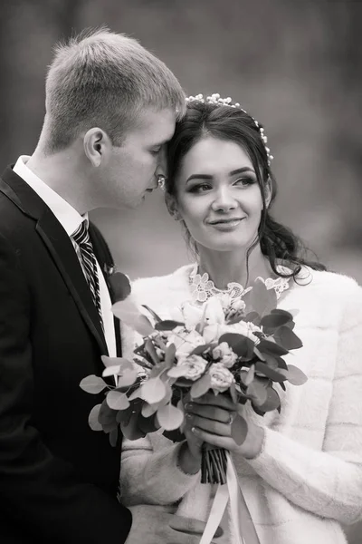 Casamento casal ao ar livre está abraçando uns aos outros. Menina modelo bonita em vestido branco. Homem de fato. Noiva de beleza com noivo. Retrato feminino e masculino. Mulher com véu de renda. Mulher bonito e cara bonito . — Fotografia de Stock