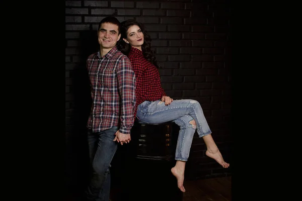 Attraktives, liebevolles junges urbanes Paar, das zusammen für die Kamera posiert — Stockfoto